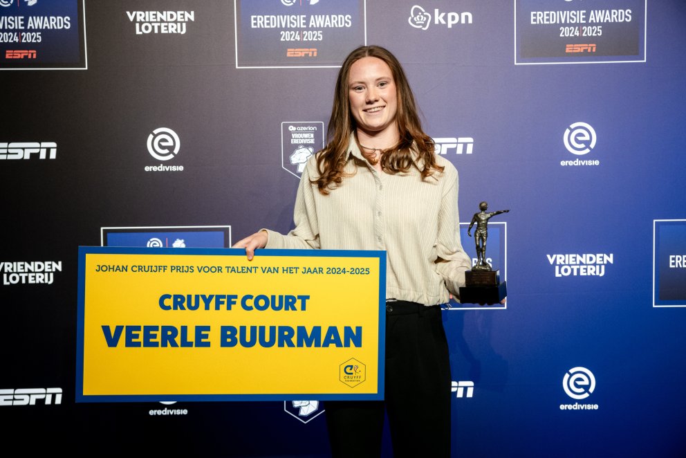 Veerle Buurman Opent Cruyff Court in Eindhoven na Talent van het Jaar Award