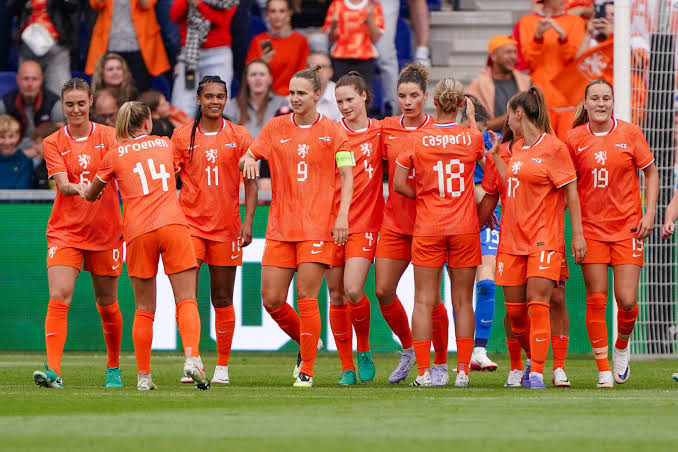 Esmee Brugts in de schijnwerpers: van Ballon d'Or-nominatie tot catwalk